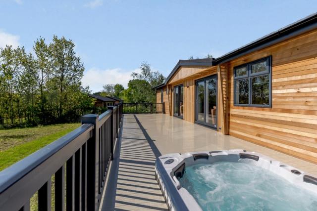 hot tub lodges at stratford upon avon lodge retreat near snitterfield