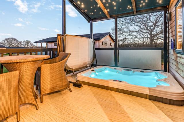 hot tub at stratford upon avon lodge retreat near snitterfield