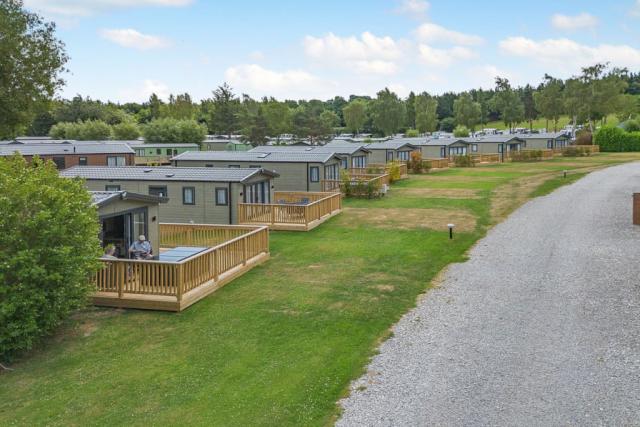 lodges and caravans at akebar holiday park in leyburn