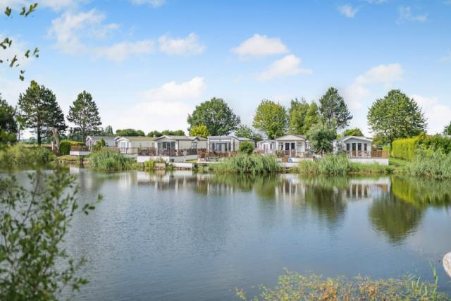 lake at cawood country park in yorkshire