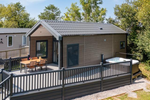 lodges with hot tubs at croft country park near narberth 