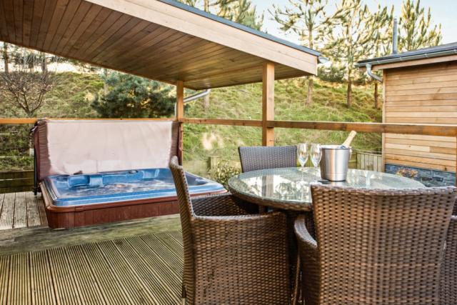 private hot tubs at dacre lakeside park in driffield