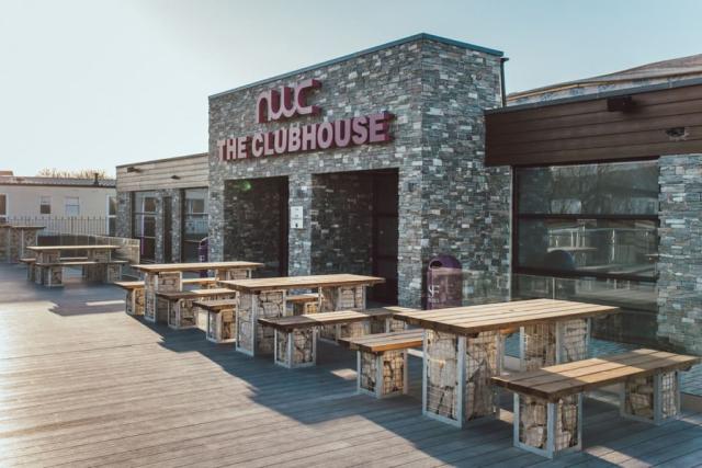 bar and restaurant at golden gate holiday centre in towyn
