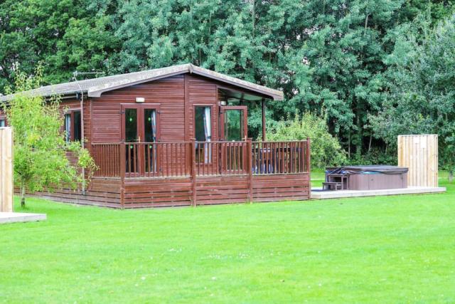 private hot tubs at paradise lakeside lodges in york