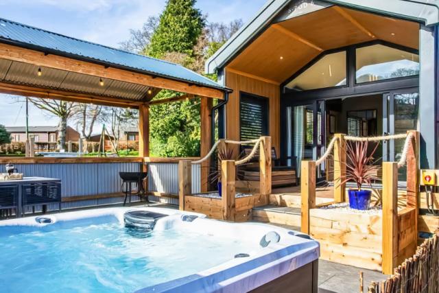 private hot tubs at pen-y-garth lodges in bala