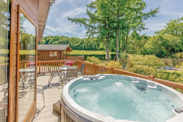 private hot tubs in lodges at pen-y-garth lodges in bala