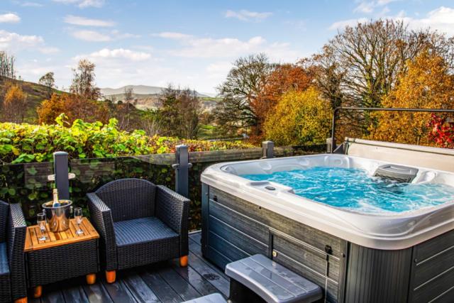 hot tub stays at pen-y-garth lodges in bala in wales