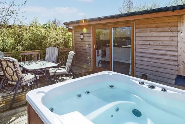 private hot tubs at pickering lodges near pickering