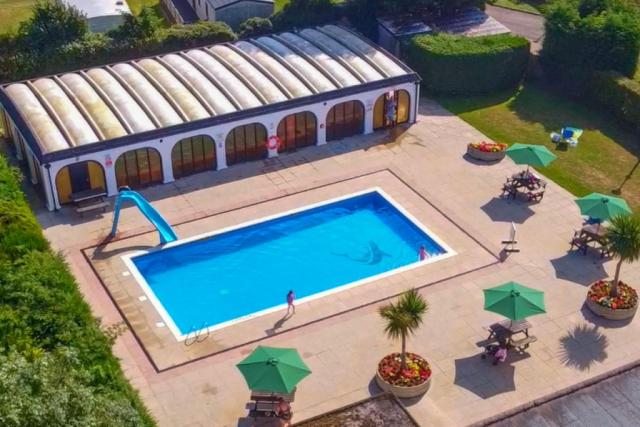 outdoor pool at white rose holiday park in thirsk
