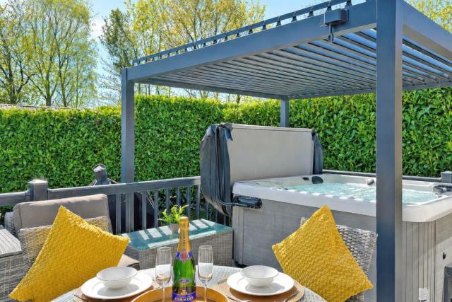hot tub breaks at willow pastures country park near hull