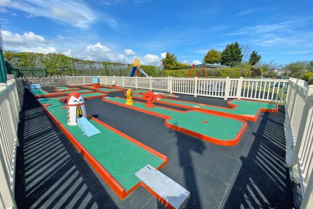 golf at bryn awel caravan park in anglesey
