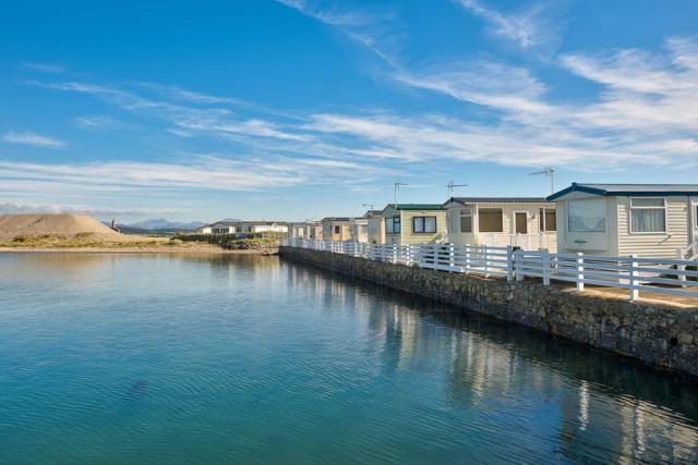 waterside caravans at gimblet rock holiday park in pwllheli