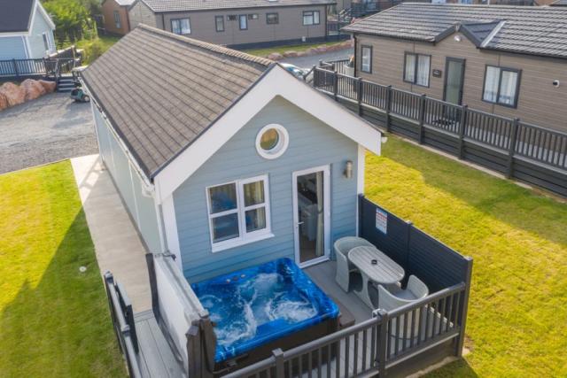 private hot tub lodges at lilliardsedge holiday park in jedburgh