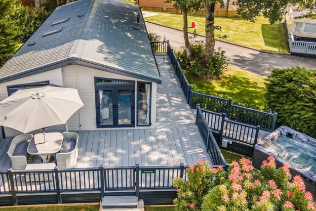 luxury lodge breaks at lilliardsedge holiday park in jedburgh