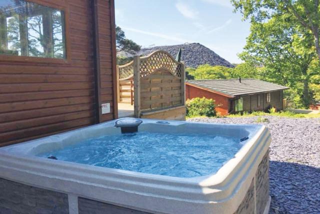 hot tub breaks at ogwen bank caravan and lodge park in snowdonia