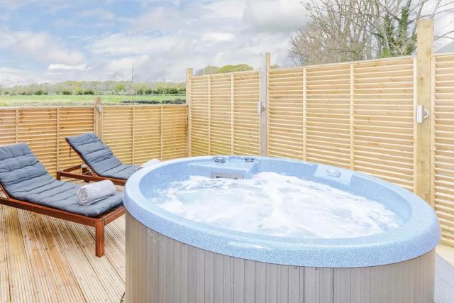 lodge hot tub holidays at Marwell Resort near Winchester