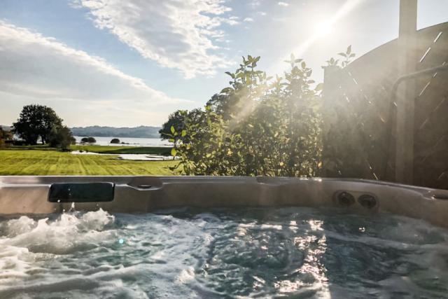 hot tub holidays at loch lomond waterfront luxury lodges near balmaha