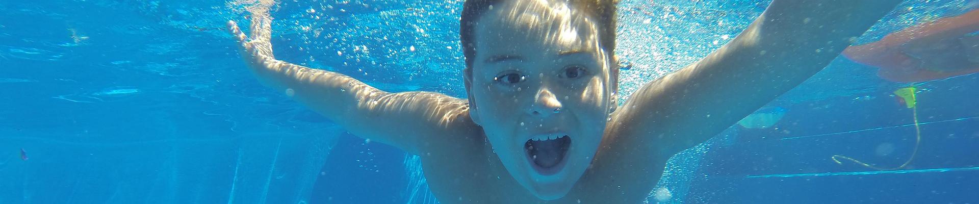 find caravan sites, lodge parks and campsites with swimming pools in the UK