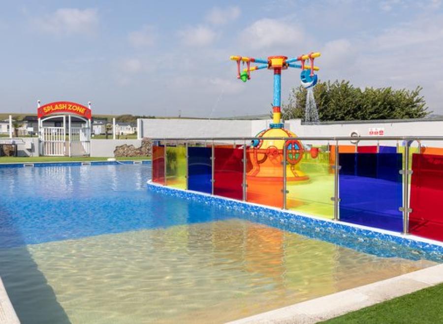 second view of the outdoor pool at Bude Holiday Resort