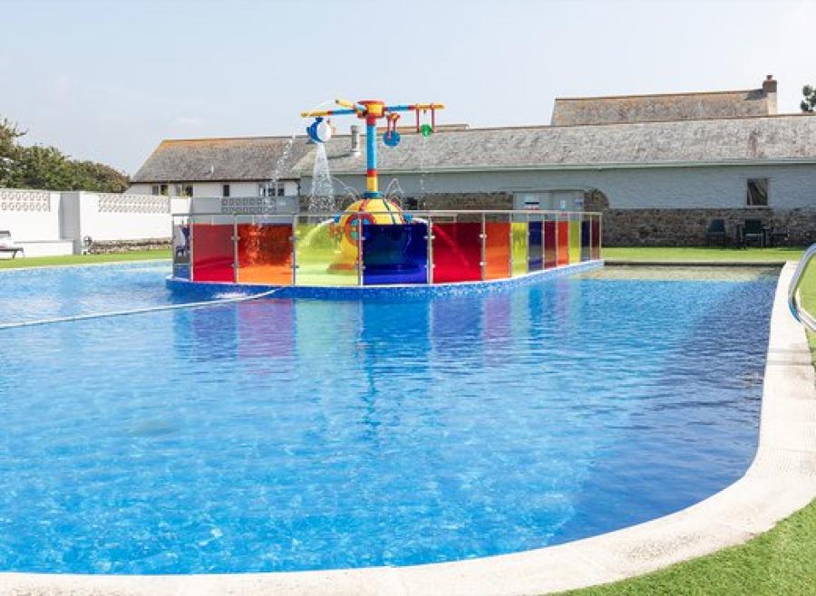 splash and outdoor pool area at Bude Holiday Resort