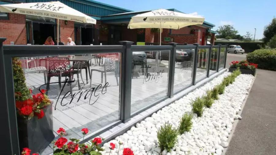 dining outdoors at Oakdene Forest Park