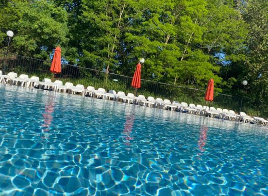 outdoor pool on the hampshire caravan and lodge park