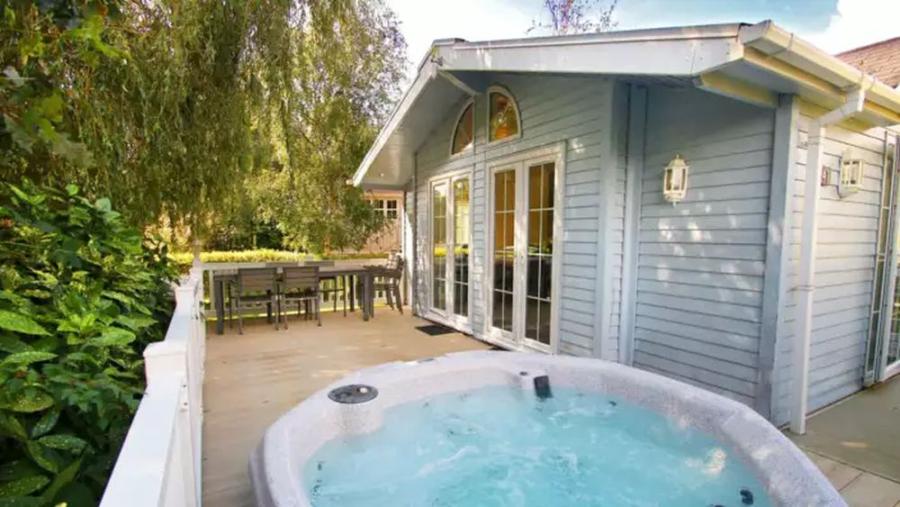 lodges with hot tubs in Hampshire at Shorefield Country Park