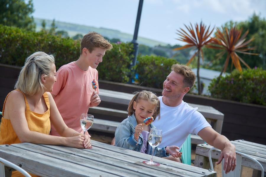 outdoor eating at Nodes Point Holiday Park