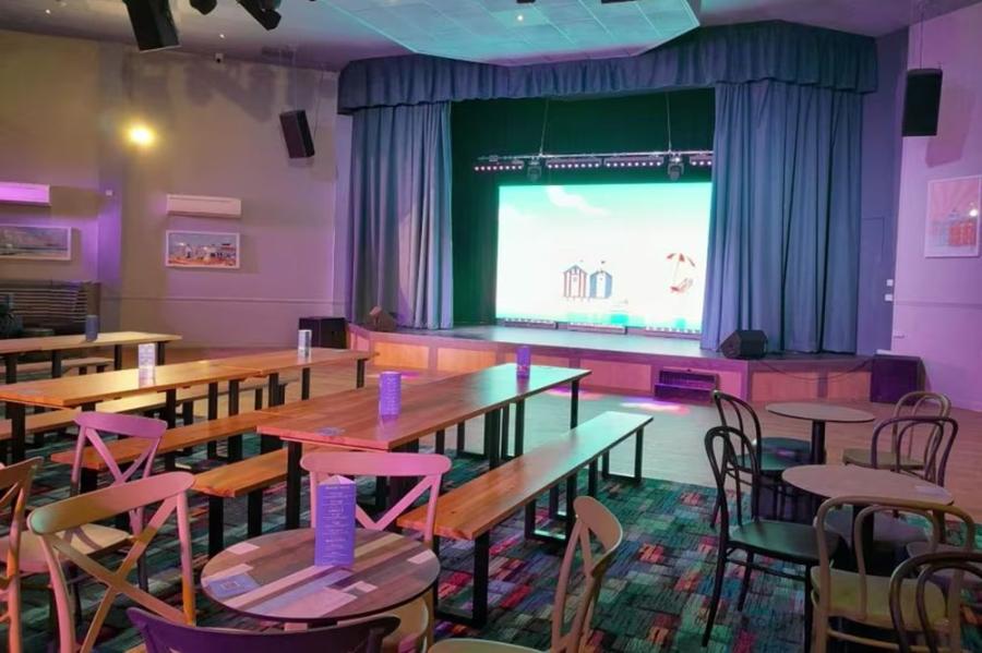 the entertainment venue at Quay West Holiday Park