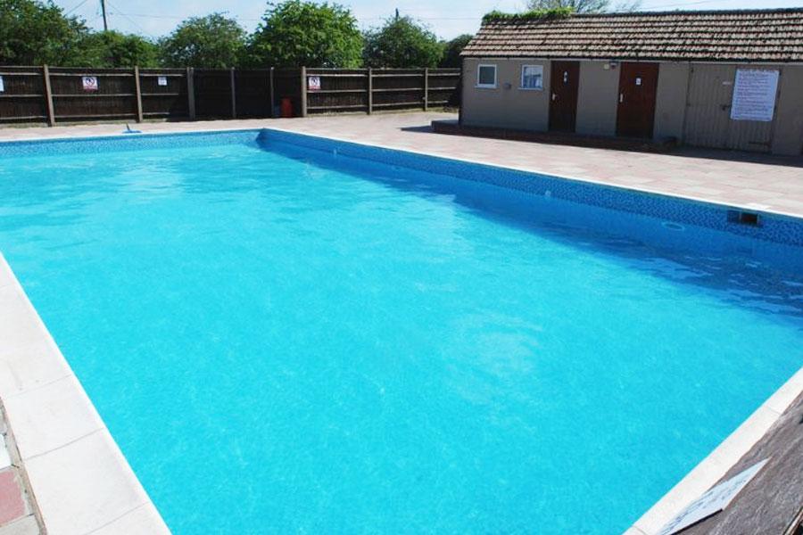 the outdoor swimming pool at Pakefield Holiday Park