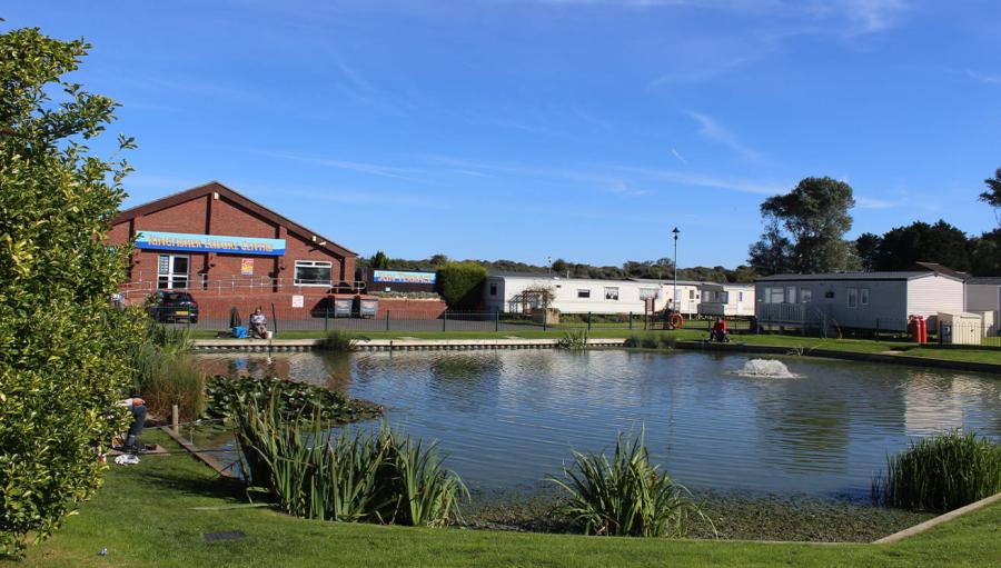 caravans by fishing lakes in lincolnshire