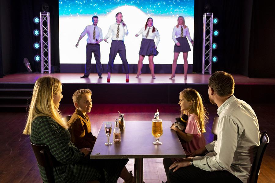 evenin entratinment cabaret shows at Sand Le Mere Holiday Park