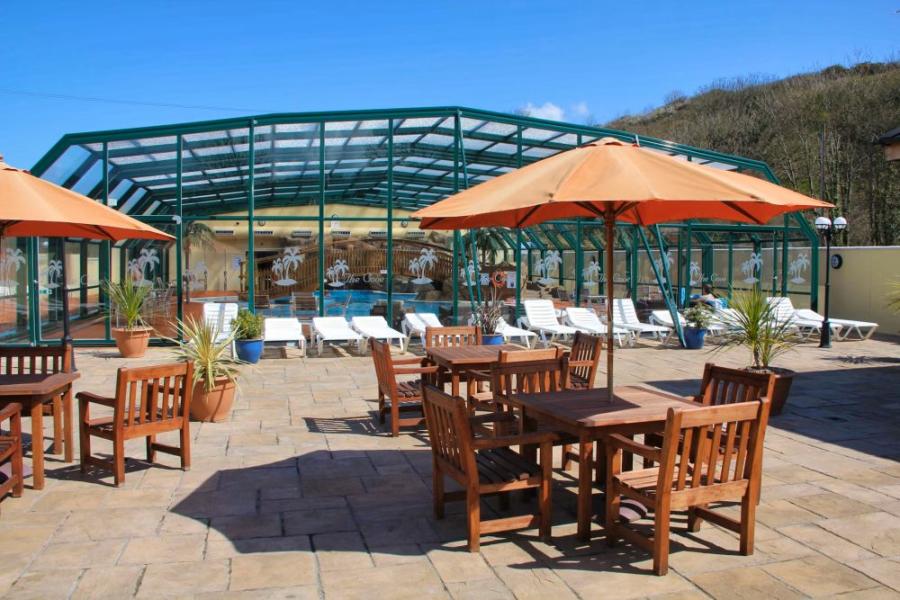 the outdoor seating area for food and drinks at Cardigan Bay Holiday Park