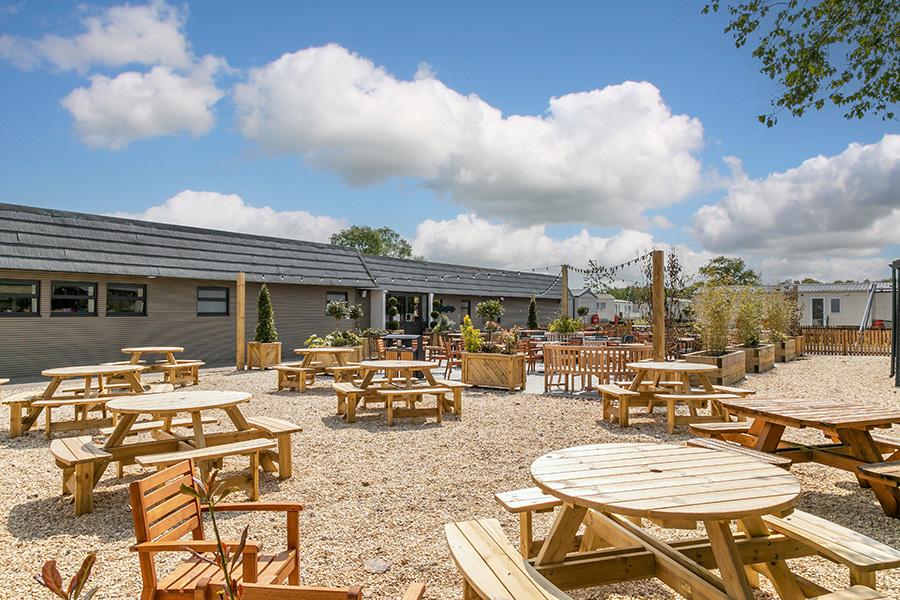 outdoor eating area at Glendale holiday park