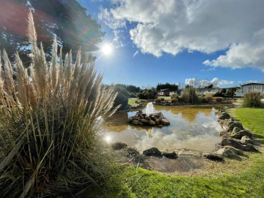 the lake at Par Sands Coastal Holiday Park