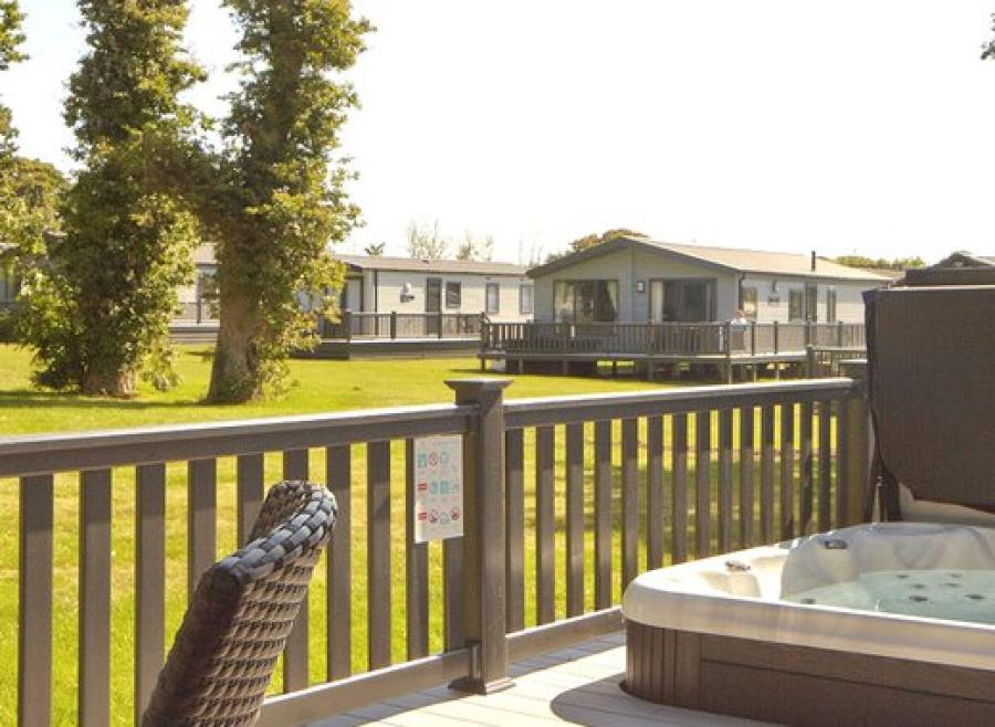 caravans with hot tubs on the isle of Wight