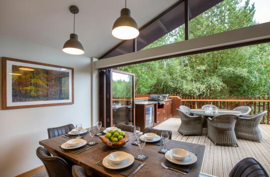 luxury lodge with hot tub and lounge in Cheshire