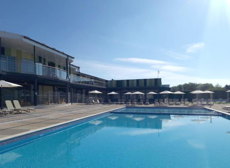 the outdoor pool in the sun at Cleethorpes Pearl Holiday Park