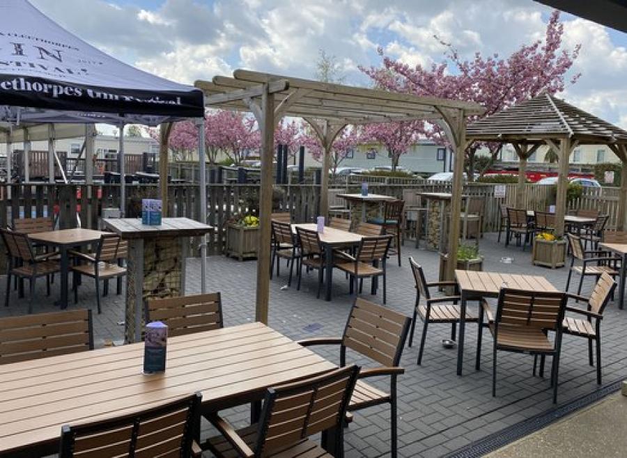the outside eating and drinking area at Cleethorpes Pearl Holiday Park