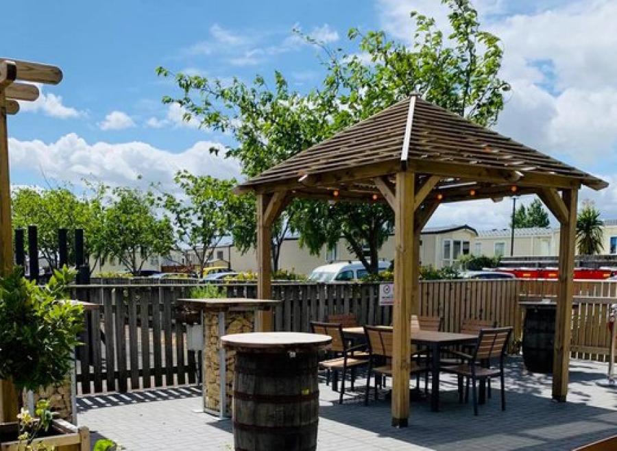 outdoor seating for eating and drinking at Cleethorpes Pearl Holiday Park