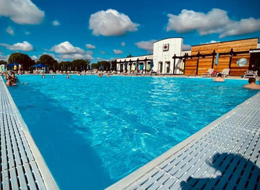 the outdoor swimming pool at Tattershall Lakes Country Park