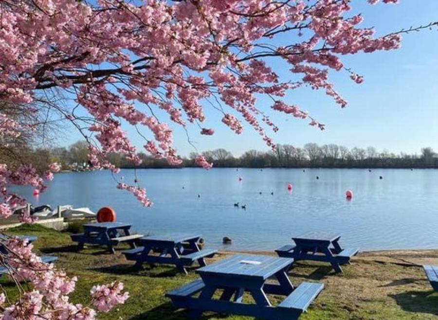 outside seating by the lakeside at Tattershall Lakes Country Park