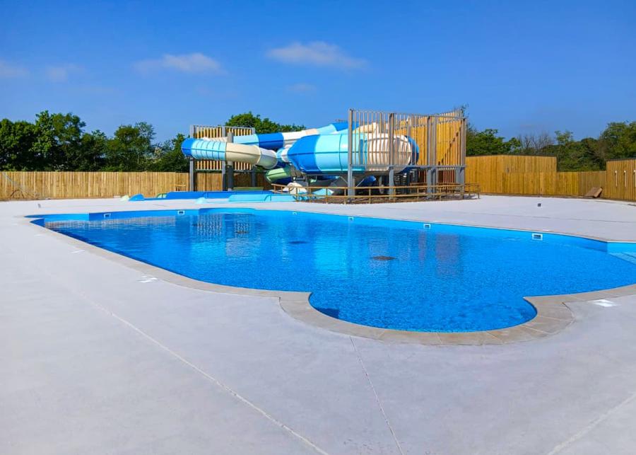 the outdoor swimming pool at Clawford Lakes Resort and Spa