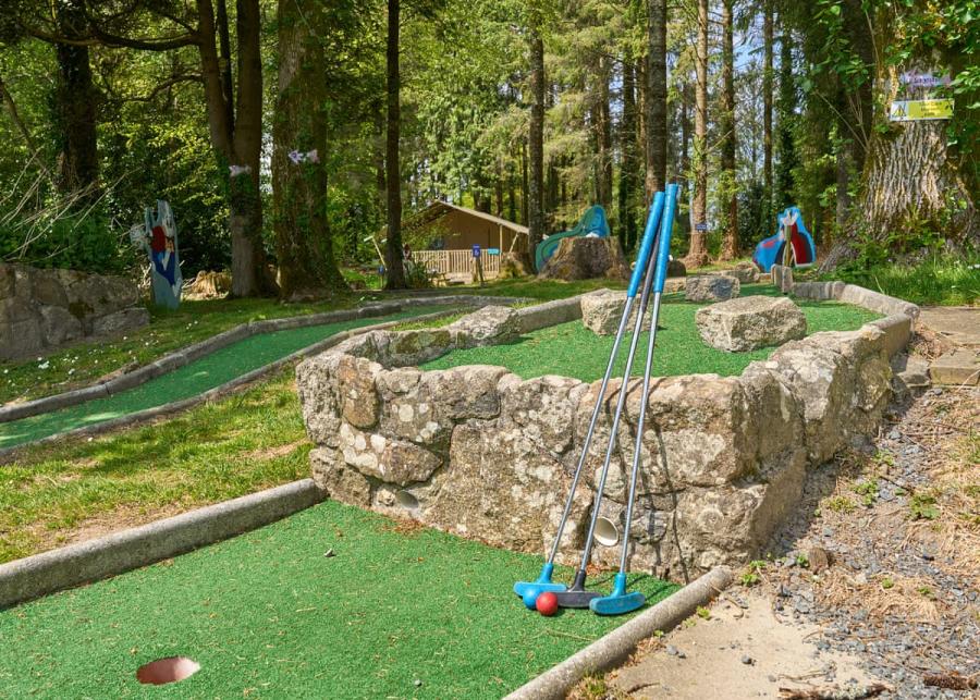 mini golf at cornish meadows holiday park