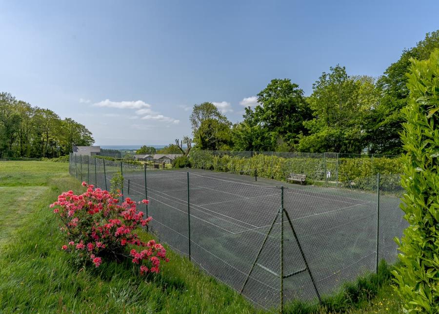 tennis court at crowhurst holiday park 