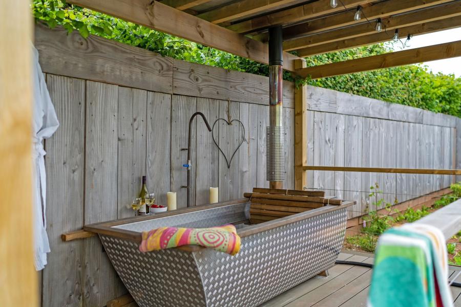 luxury outdoor bath at devon heaven hideaways, exeter