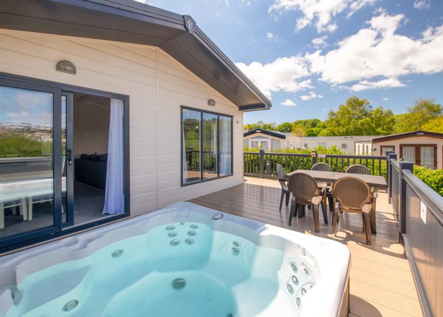 luxury lodge with hot tub in liskeard cornwall