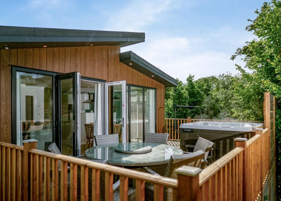 lodge with hot tub at Finlake Resort & Spa