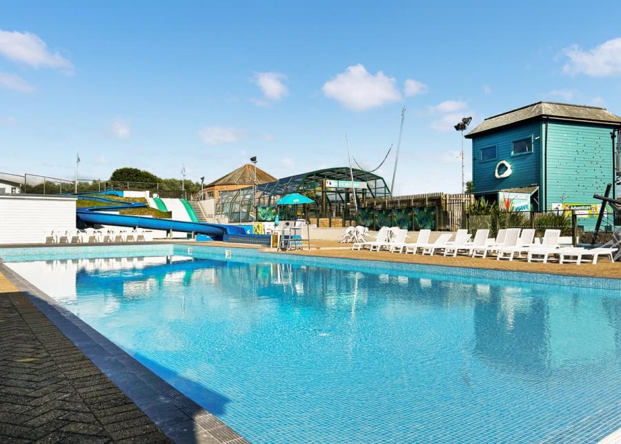 the outdoor swimming pool at Golden Coast Holiday Park