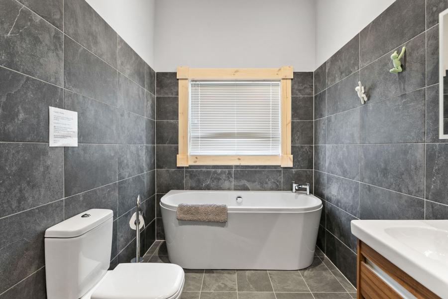 large bathroom, great field lodges, braunton, devon
